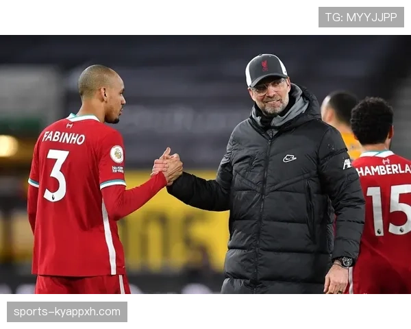 哈兰德晒早餐图，我的月薪在他桌上弱到像个餐巾纸