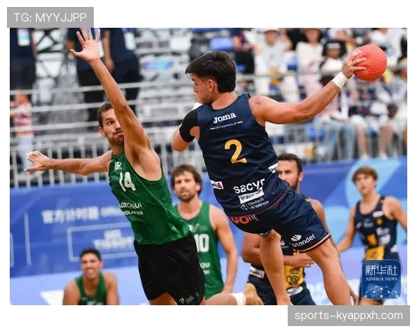 沙滩足球规则：为何允许手球且无越位判罚？