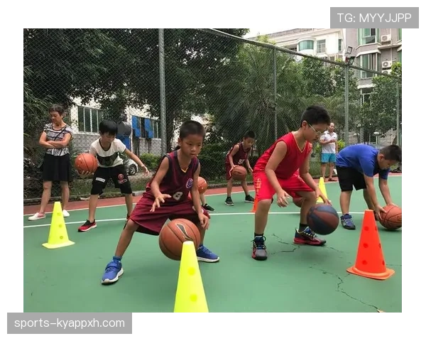 篮球新手容易混淆：图解走步和两次运球区别判定技巧